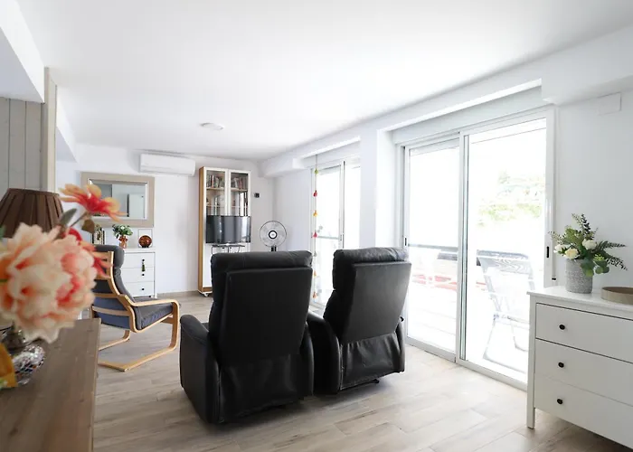 2 apartamentos en una excelente villa de playa compartiendo Piscina y Jardín